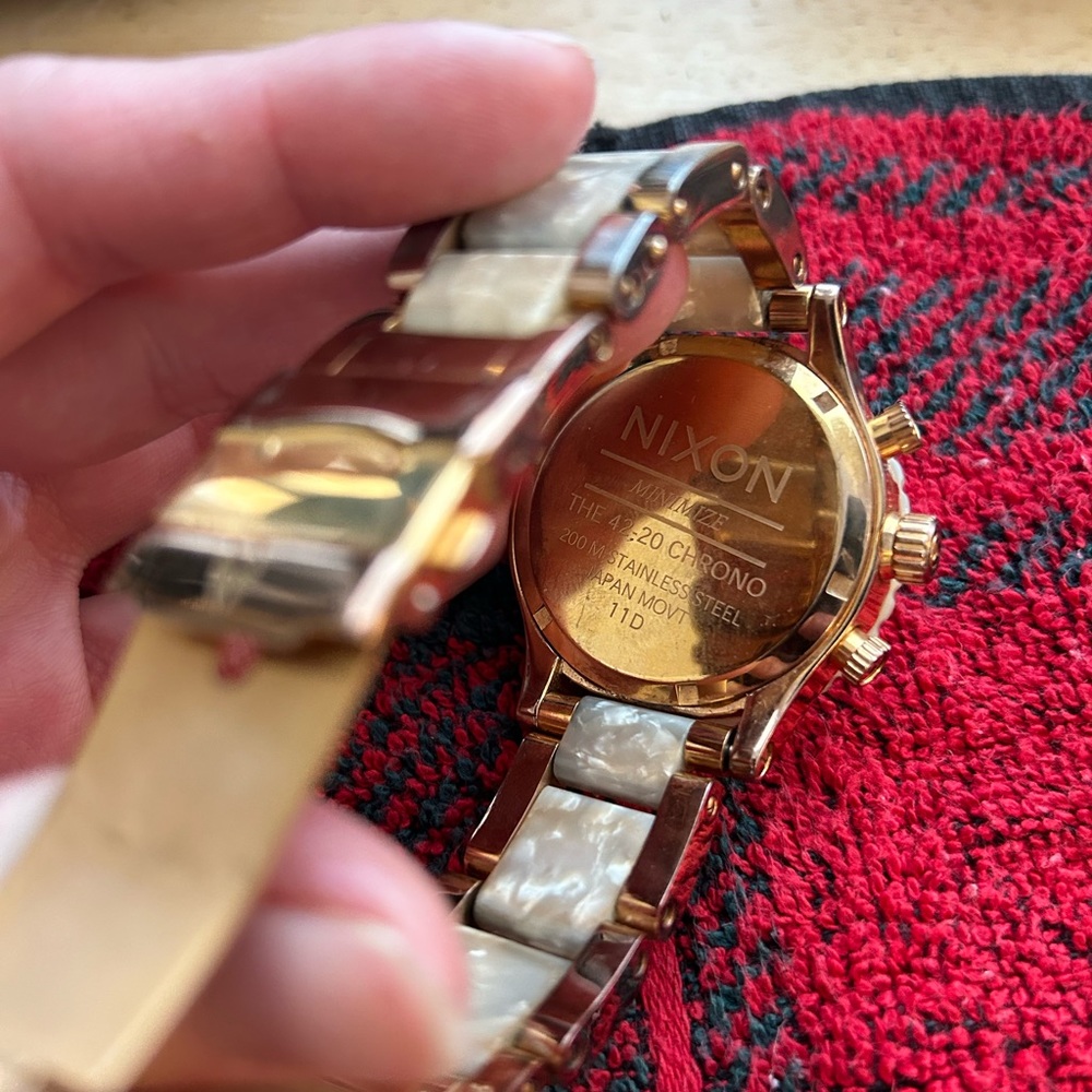 NIXON Rose gold/quartz chrono watch - Picture 4 of 4